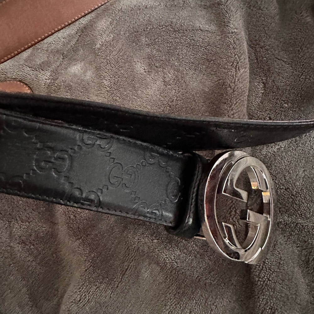 Men’s black Gucci belt good condition size 105-42